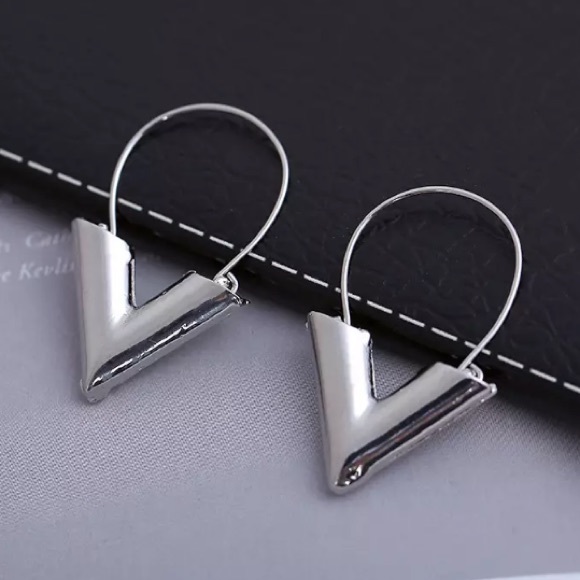 NEW!💙💎MODERN! BOLD! V DROPS!💎💙SILVERY! AWESOME - Picture 5 of 8